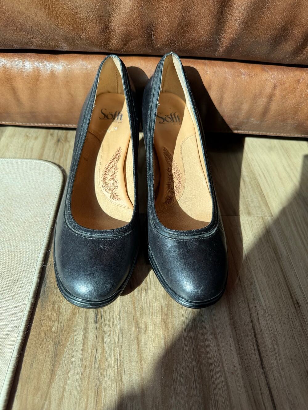 Söfft Black Leather Round-Toe Pumps with Cushioned Insole